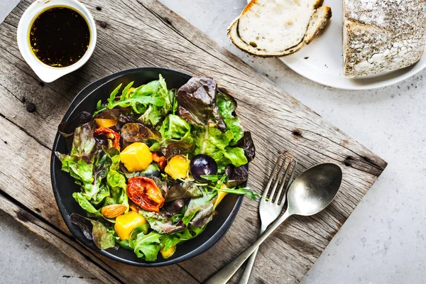 Ensalada de mango, uva y tomate seco al sol con aderezo balsámico —  Fotos de Stock