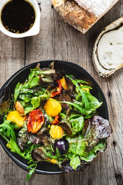 Mango,Grape and Sun dried tomato Salad with Balsamic dressing — Stock Photo, Image