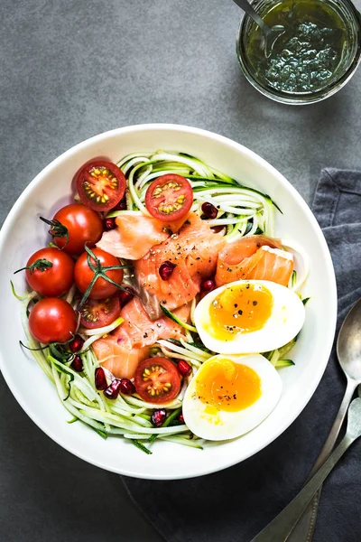 Zucchini zoodle with Smoked Salmon and Boiled Egg salad — Stock Photo, Image
