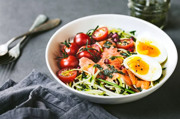 Zucchini zoodle dengan Salmon asap dan salad Telur rebus — Stok Foto
