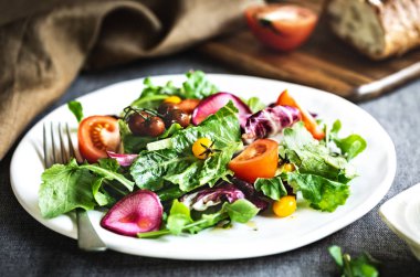 Turp ve Kiraz Domates Salatası ile Radicchio