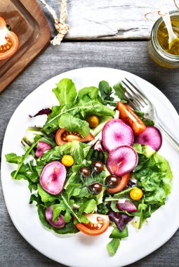 Turp ve Kiraz Domates Salatası ile Radicchio