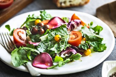 Turp ve Kiraz Domates Salatası ile Radicchio