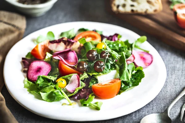 Радиккио с редиской и салатом из вишневого помидора — стоковое фото