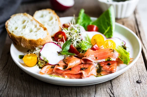 Salmo defumado, broto de Alfafa, salada de tomate cereja com óleo de manjericão — Fotografia de Stock