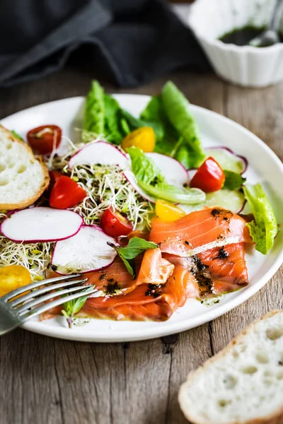 Räucherlachs, Luzernesprossen, Kirschtomatensalat mit Basilikumöl — Stockfoto