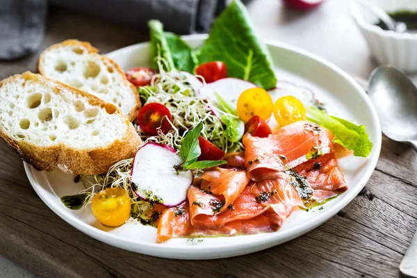 Gerookte zalm, alfalfa Sprout, Cherry tomatensalade met basilicum olie — Stockfoto