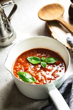 Ev yapımı kiraz domates sosu