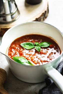 Ev yapımı kiraz domates sosu