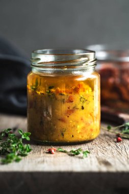 Limon keklik vinaigrette ile güneş kurutulmuş domates