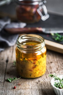 Limon keklik vinaigrette ile güneş kurutulmuş domates