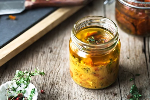 Limon keklik vinaigrette ile güneş kurutulmuş domates