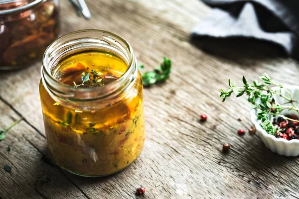 Pomodoro essiccato al sole con timo al limone Vinaigrette — Foto Stock