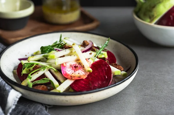 Salade de choux-raves, radis, betteraves et amandes — Photo