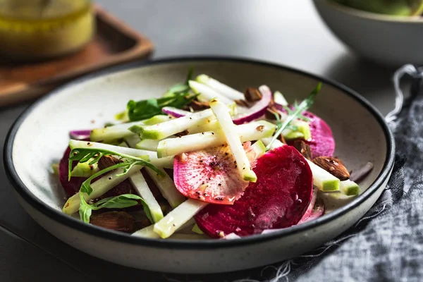 Salade de choux-raves, radis, betteraves et amandes — Photo