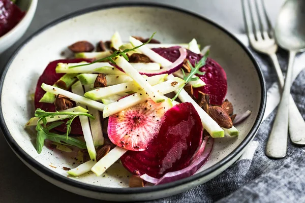 Insalata di kohlrabi, ravanello, barbabietola e mandorle — Foto Stock