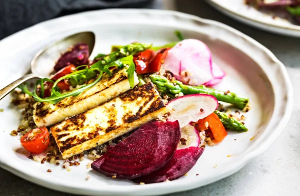 Quinoa Salatası kuşkonmaz ve Biber ile Kavrulmuş Halloumi — Stok fotoğraf