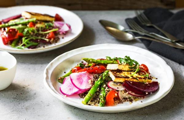 Gebratene Halloumi mit Spargel und Pfeffer auf Quinoa-Salat — Stockfoto