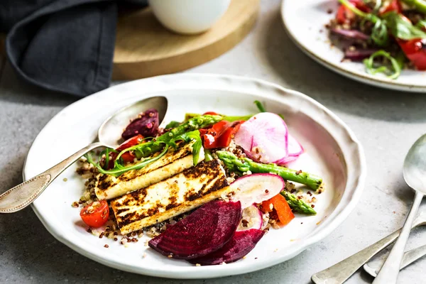 Gebratene Halloumi mit Spargel und Pfeffer auf Quinoa-Salat — Stockfoto
