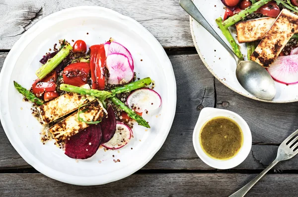 Halloumi buscado con espárragos y pimienta en ensalada de quinua —  Fotos de Stock