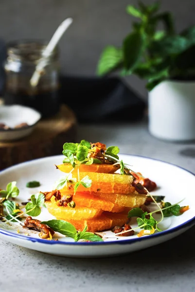 Orange mit Rosella-Sprossen, sonnengetrockneten Tomaten und Pistacchio-Salat — Stockfoto