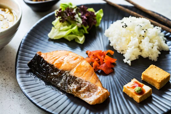 Gegrillter Lachs Teriyaki Mit Reis Misosuppe Und Kimchi — Stockfoto