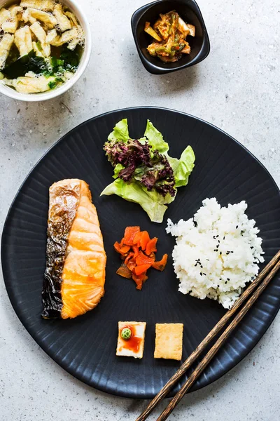 Grillad Lax Teriyaki Med Ris Misosoppa Och Kimchi — Stockfoto