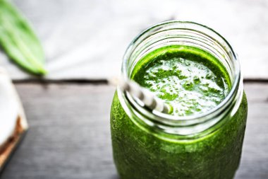 Hindistan cevizi, mango ve Chia tohumlu ıspanak.