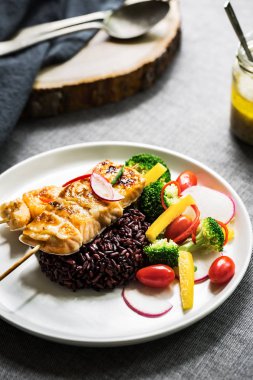 Tay üzümü ve salatalı somon Teriyaki.