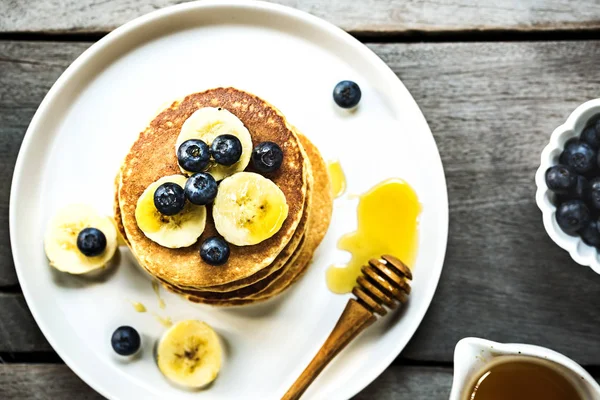 Bananen-Hafer-Pfannkuchen mit frischen Blaubeeren und Bananen — Stockfoto