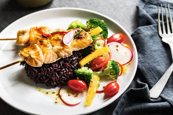 Salmón Teriyaki con Riceberry tailandés y ensalada — Foto de Stock