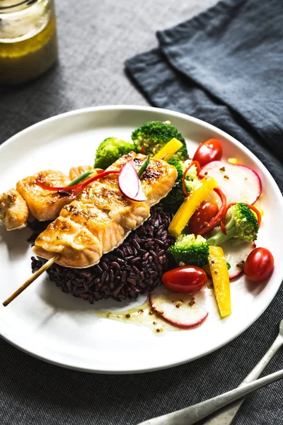 Salmón Teriyaki con Riceberry tailandés y ensalada —  Fotos de Stock