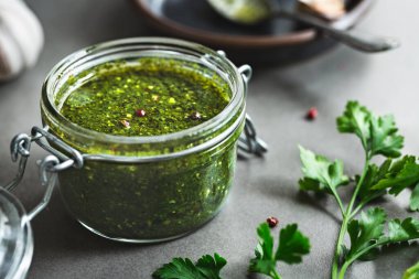 İtalyan yeşil sosu veya taze malzemelerle salsa verde.