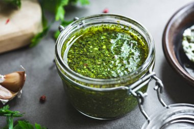 İtalyan yeşil sosu veya taze malzemelerle salsa verde.