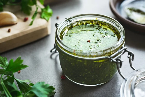 Italiaanse Groene Saus Salsa Verde Met Verse Ingrediënten — Stockfoto