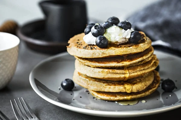 Pancake Banana Oat Sehat Dengan Blueberries Krim Kelapa Dan Topping — Stok Foto
