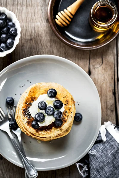 Pancake Banana Oat Sehat Dengan Blueberries Krim Kelapa Dan Topping — Stok Foto
