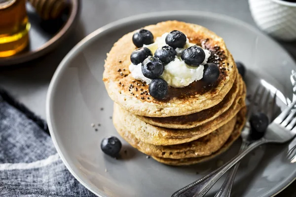 Gesunde Bananen Haferpfannkuchen Mit Blaubeeren Kokoscreme Und Chia Belag — Stockfoto