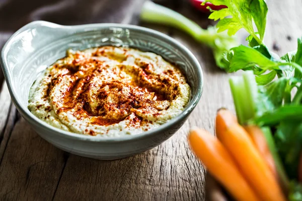 Hausgemachter Hummus Mit Frischem Gemüse Zum Dippen — Stockfoto