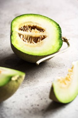 İkiye ayrılmış taze kavun