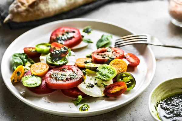 Mozzarella Cseresznyés Paradicsommal Fekete Áfonya Bazsalikomos Pesto Salátával — Stock Fotó