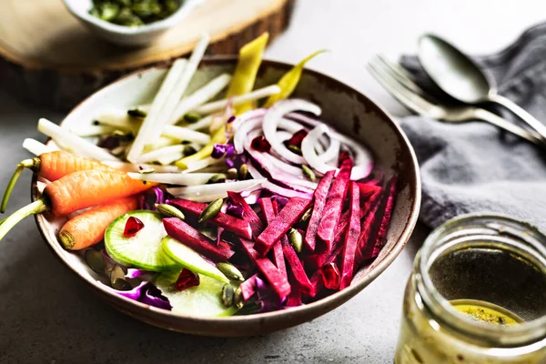 Beetroot Dengan Kohlrabi Red Cabbage Salad Dengan Wholegrain Mustard Vinaigrette — Stok Foto