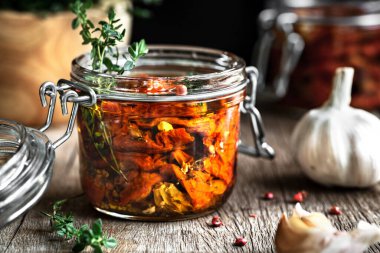 Güneşte kurutulmuş domates ve zeytinyağında sarımsak.