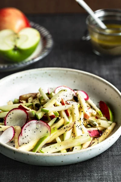 Ensalada Manzana Con Rábano Semillas Amapola Semillas Calabaza — Foto de Stock