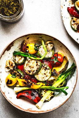 Kömürleşmiş kabak, kiraz domatesleri, taze soğan ve balzamik biber.