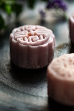 Pastel renginde soya fasulyesi ezmeli ay çöreği.