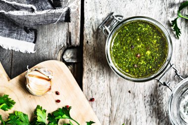 Salsa verde veya taze malzemeli İtalyan maydanozu sosu.