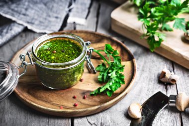 Salsa verde veya taze malzemeli İtalyan maydanozu sosu.