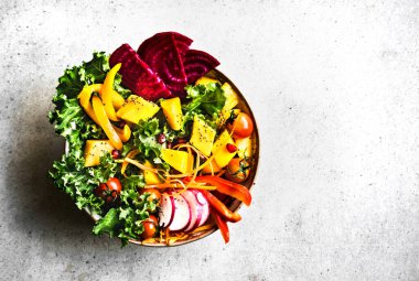 Kale, Turp ve Nar salatalı mango.
