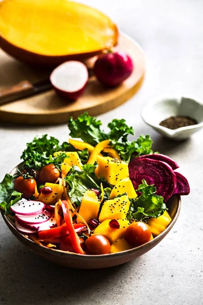 Mango Med Grönkål Rädisa Och Granatäpple Salladsskål — Stockfoto